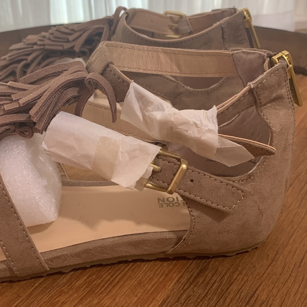 Kenneth Cole Reaction | NWOB Audra Struck Sand Fringe T-Strap Sandal 6 - Picture 13 of 17